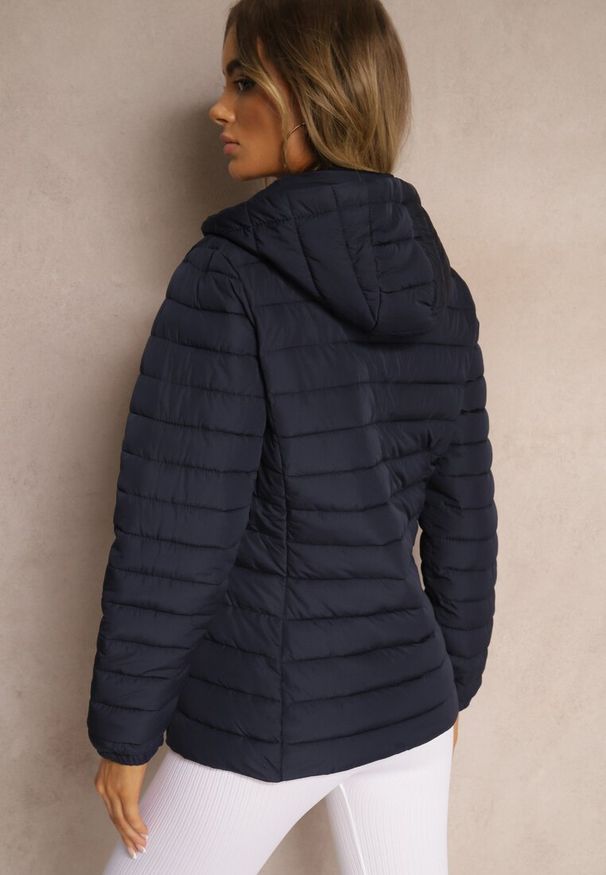 Renee - Granatowa Kurtka Ozdobiona Pikowaniem Wykończona Sznurkami i Kapturem Mivissa. Okazja: na spacer, na co dzień. Kolor: niebieski. Materiał: jeans. Wzór: aplikacja. Styl: casual, sportowy