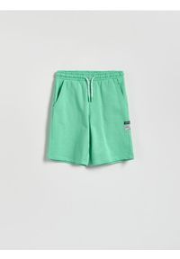 Reserved - Bawełniane szorty - zielony. Kolor: zielony. Materiał: bawełna. Wzór: gładki #1