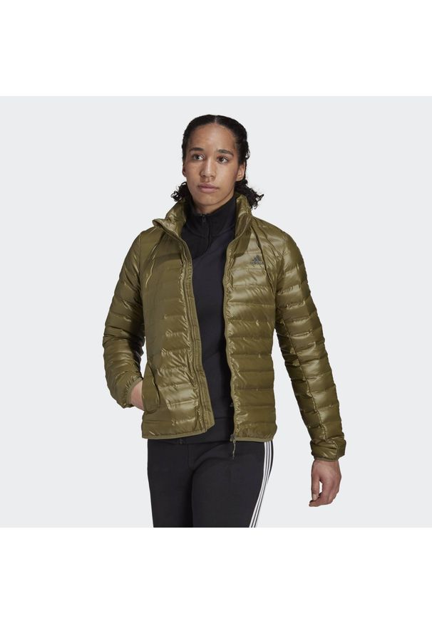 Adidas - Damska kurtka puchowa adidas Varilite. Kolor: zielony. Materiał: poliester, materiał, puch. Sport: turystyka piesza, wspinaczka