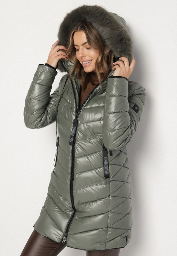 Born2be - Zielona Pikowana Kurtka o Taliowanym Kroju z Kapturem z Futerkiem Naleanna. Okazja: na co dzień. Typ kołnierza: kaptur. Kolor: zielony. Materiał: futro. Styl: casual