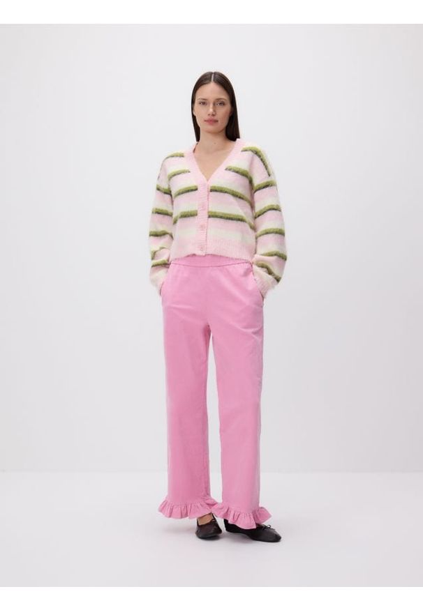 Reserved - Spodnie z falbanką - pastelowy róż. Kolor: różowy. Materiał: bawełna, tkanina