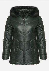 Born2be - Ciemnozielona Kurtka z Pikowanymi Przeszyciami i Kapturem z Futerkiem Vevea. Okazja: na spotkanie biznesowe, do pracy, na co dzień, na spacer. Kolekcja: plus size. Kolor: zielony. Materiał: futro. Styl: biznesowy, casual, elegancki