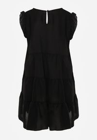 Renee - Czarna Sukienka z Krótkim Rękawem i Ozdobnymi Falbankami o Rozkloszowanym Kroju Vetesa. Okazja: na co dzień. Typ kołnierza: kołnierz z falbankami. Kolor: czarny. Materiał: wiskoza, jeans. Długość rękawa: krótki rękaw. Typ sukienki: proste. Styl: klasyczny, casual #3