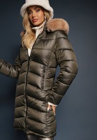 Renee - Ciemnozielona Dwustronna Kurtka Płaszcz z Klasycznym Pikowaniem i Kapturem z Futerkiem Nuncos. Kolor: zielony. Materiał: futro. Wzór: aplikacja. Styl: klasyczny #3