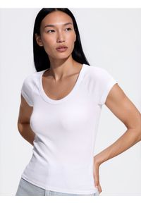 Reserved - T-shirt slim fit - biały. Kolor: biały. Materiał: bawełna, elastan, dzianina