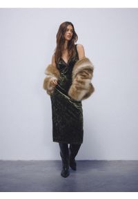 Reserved - Welurowa sukienka midi - zielony. Kolor: zielony. Materiał: welur. Typ sukienki: proste. Długość: midi #1