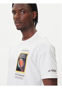 Adidas - adidas T-Shirt National Geographic KC2349 Biały Loose Fit. Kolor: biały. Materiał: bawełna #5