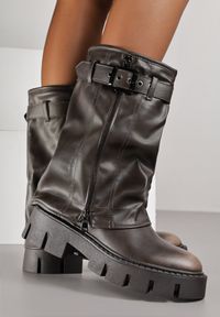 Renee - Brązowe Botki Biker Boots z Cholewką Imitującą Nogawkę z Klamerką Veresta. Kolor: brązowy. Materiał: koronka. Szerokość cholewki: normalna. Wzór: aplikacja #6
