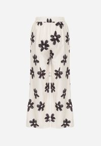 Renee - Czarno-Kremowe Szerokie Spodnie High Waist z Kwiatowym Printem i Wiązanym Paskiem Oramare. Okazja: na co dzień. Stan: podwyższony. Kolor: czarny. Długość: krótkie. Wzór: nadruk, kwiaty. Styl: boho, casual #5