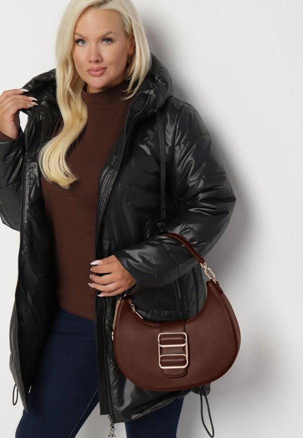 Born2be - Czarna Długa Pikowana Kurtka z Kołnierzem Ozdobiona Sznurkami Rotira. Okazja: na co dzień. Kolekcja: plus size. Kolor: czarny. Materiał: jeans. Długość: długie. Wzór: aplikacja. Styl: elegancki, casual