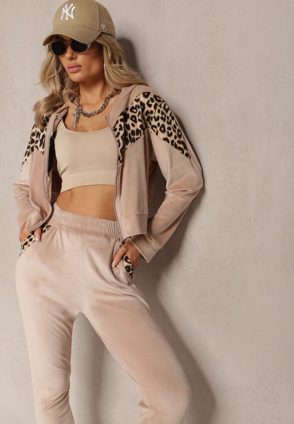 Renee - Beżowy Welurowy Komplet Dresowy 2-Częściowy z Animal Print Bluza i Spodnie Atisilva. Kolor: beżowy. Materiał: welur, dresówka. Wzór: nadruk
