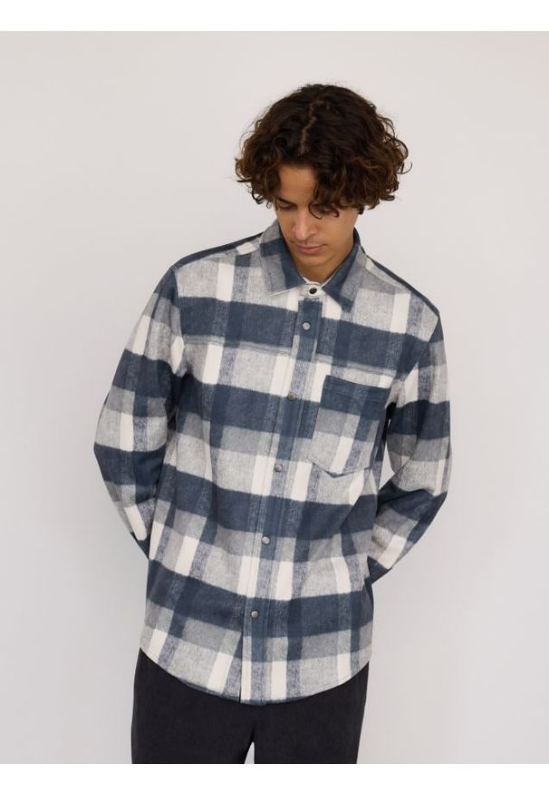 Reserved - Koszula z imitacji zamszu regular fit - wielobarwny. Materiał: zamsz