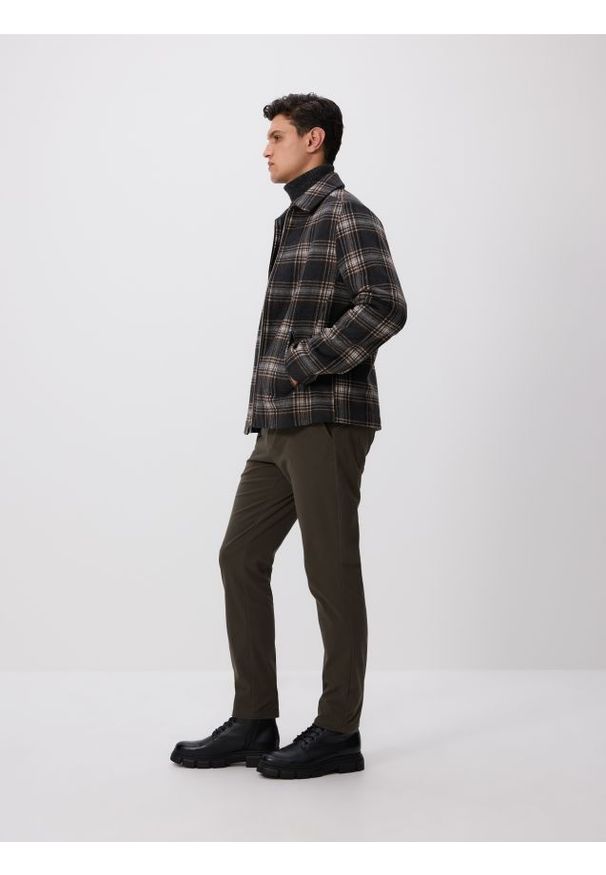 Reserved - Spodnie chino slim fit - zielony. Kolor: zielony. Materiał: tkanina, bawełna