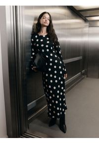 Reserved - Sukienka maxi w groszki - czarny. Kolor: czarny. Materiał: tkanina. Wzór: grochy. Długość: maxi #1