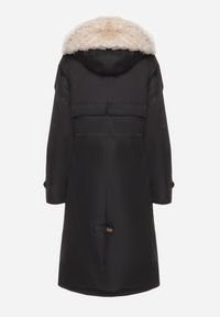 Born2be - Czarno-Beżowa Ocieplana Kurtka Parka ze Ściągaczem w Pasie z Odpinanym Futrem przy Kapturze Tintelissa. Okazja: na co dzień. Kolor: czarny. Materiał: futro. Styl: klasyczny, casual, elegancki, sportowy #2