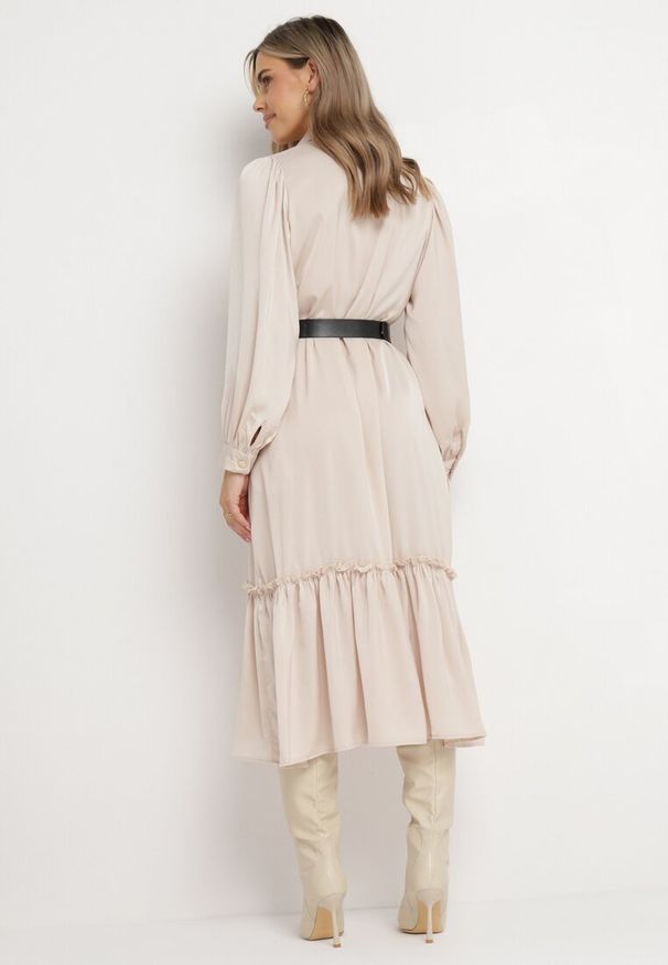 Born2be - Beżowa Koszulowa Sukienka Midi z Falbanką i Paskiem Kamat. Kolor: beżowy. Typ sukienki: koszulowe. Długość: midi