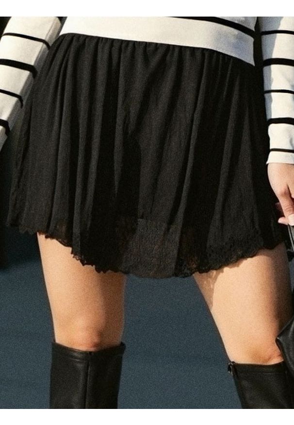 Sinsay - Spódnica mini ze strukturalnej dzianiny - czarny. Kolor: czarny. Materiał: dzianina