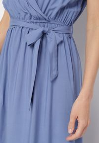 Born2be - Niebieska Wiskozowa Sukienka z Kopertowym Dekoltem z Paskiem Savorlisse. Okazja: na co dzień. Kolor: niebieski. Materiał: wiskoza. Wzór: aplikacja. Typ sukienki: kopertowe. Styl: casual, klasyczny #4
