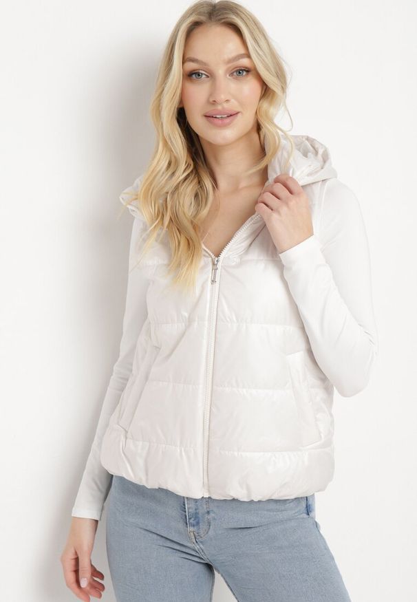 Born2be - Biała Kamizelka z Odpinanym Kapturem i Kieszeniami Pikowana Aggevia. Kolor: biały
