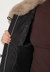 Born2be - Czarna Puchowa Kurtka Pikowana z Futrzanym Kołnierzem Lanivela. Okazja: na spotkanie biznesowe, do pracy, na co dzień. Kolekcja: plus size. Kolor: czarny. Materiał: puch, futro. Styl: biznesowy, casual #6