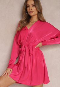 Renee - Fuksjowa Sukienka z Paskiem Halitha. Kolor: różowy. Materiał: materiał. Długość rękawa: długi rękaw. Styl: klasyczny. Długość: mini