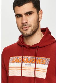 Jack & Jones - Bluza. Okazja: na co dzień. Typ kołnierza: kaptur. Kolor: czerwony. Materiał: dzianina. Wzór: nadruk. Styl: casual #4