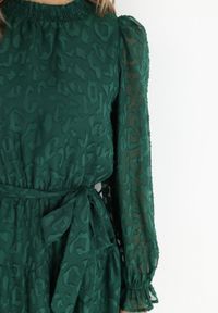 Born2be - Ciemnozielona Sukienka Koronkowa Wiązana w Pasie Mova. Kolor: zielony. Materiał: koronka. Wzór: nadruk, motyw zwierzęcy. Długość: mini #2