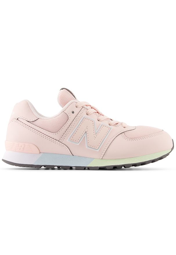 Buty dziecięce New Balance GC574MSE – różowe. Okazja: na uczelnię, na co dzień. Kolor: różowy. Materiał: materiał, syntetyk. Szerokość cholewki: normalna. Model: New Balance 574. Sport: turystyka piesza