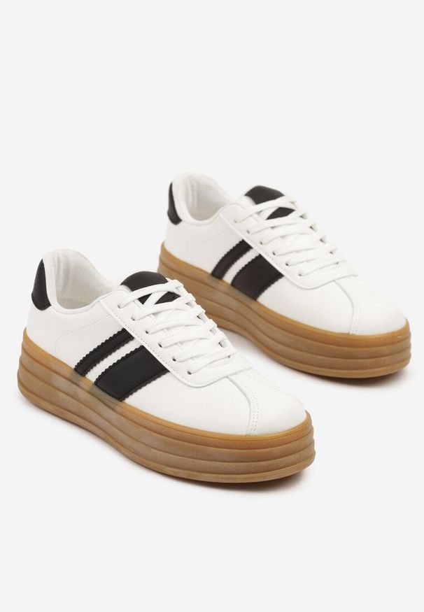 Renee - Białe Sneakersy Kultowe Tenisówki z Ozdobnymi Paskami Vandell. Okazja: na co dzień. Zapięcie: pasek. Kolor: biały. Materiał: jeans. Szerokość cholewki: normalna. Wzór: paski