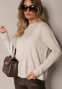 Renee - Jasnobeżowy Klasyczny Sweter z Cyrkoniami na Guzikach Rerige. Okazja: na co dzień. Typ kołnierza: dekolt w łódkę. Kolor: beżowy. Materiał: jeans. Długość rękawa: długi rękaw. Długość: długie. Styl: klasyczny