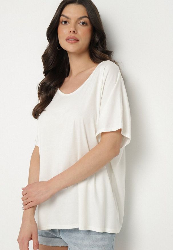 Born2be - Biały T-shirt z Wiskozą o Kroju Nietoperza Liosma. Okazja: na co dzień. Typ kołnierza: dekolt w serek. Kolor: biały. Materiał: wiskoza. Styl: casual, klasyczny
