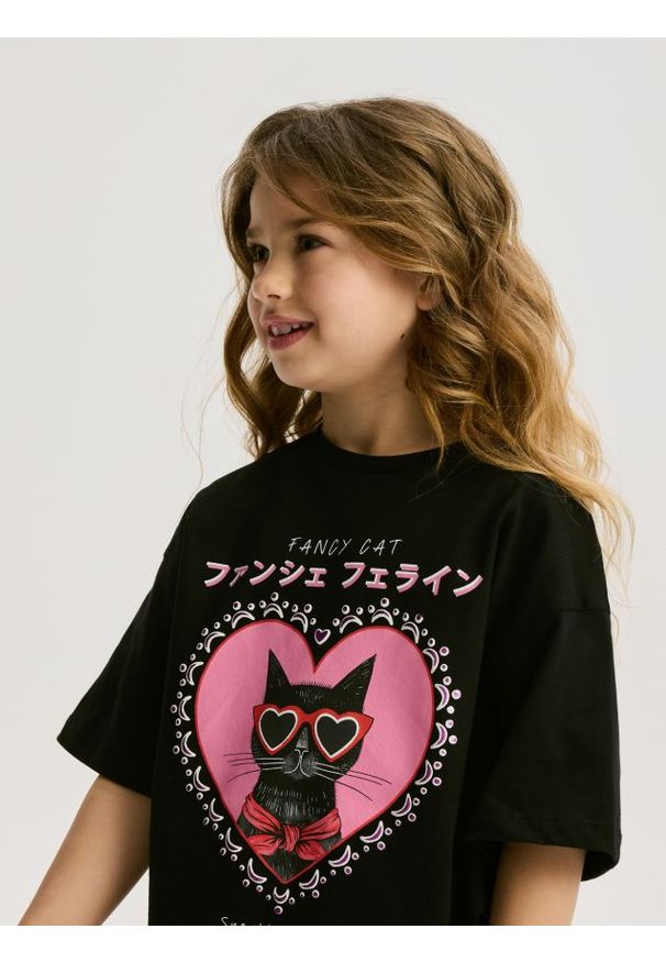 Reserved - Luźny t-shirt z nadrukiem - czarny. Kolor: czarny. Materiał: bawełna. Wzór: nadruk