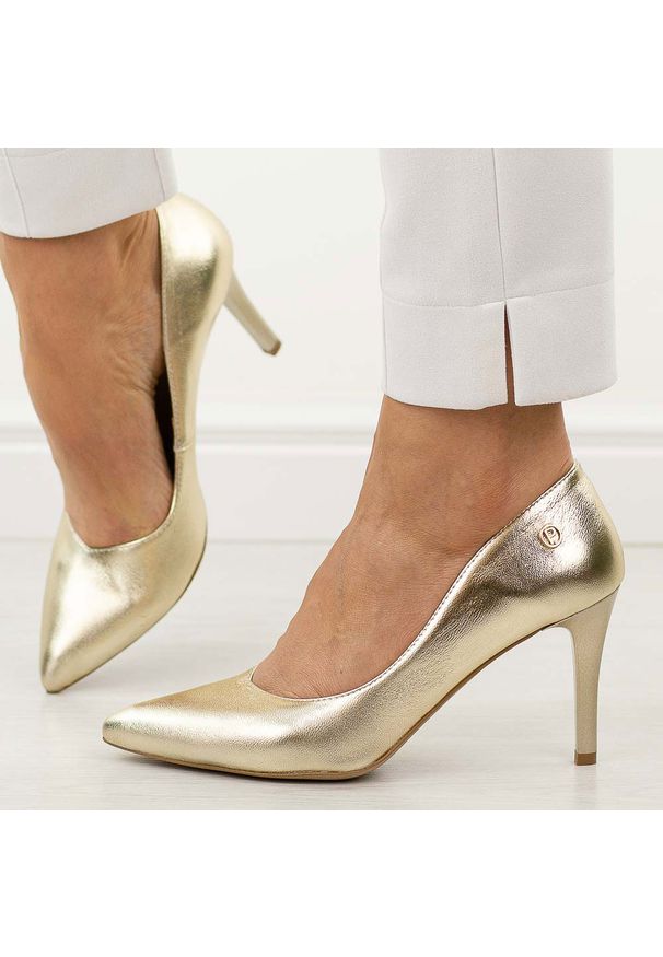 Złote Polskie szpilki damskie Prestige 2106b Skóra Lico. Okazja: na wesele, na ślub cywilny, na spotkanie biznesowe, na imprezę. Kolor: złoty. Materiał: skóra. Szerokość cholewki: normalna. Obcas: na szpilce. Styl: glamour, biznesowy, elegancki, wizytowy, klasyczny