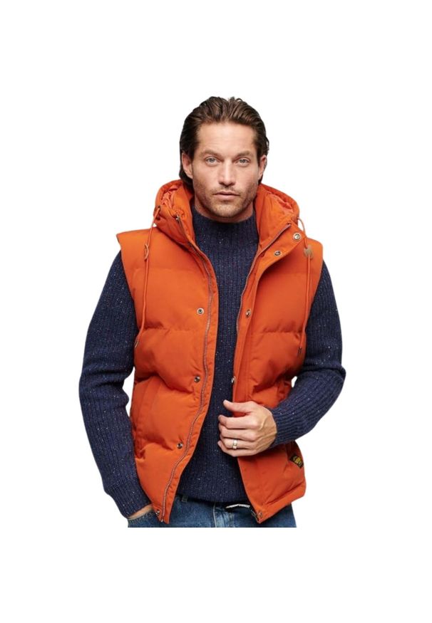 Bezrękawnik turystyczny męski Superdry Everest. Kolor: pomarańczowy. Materiał: poliester. Długość rękawa: bez rękawów. Sport: turystyka piesza