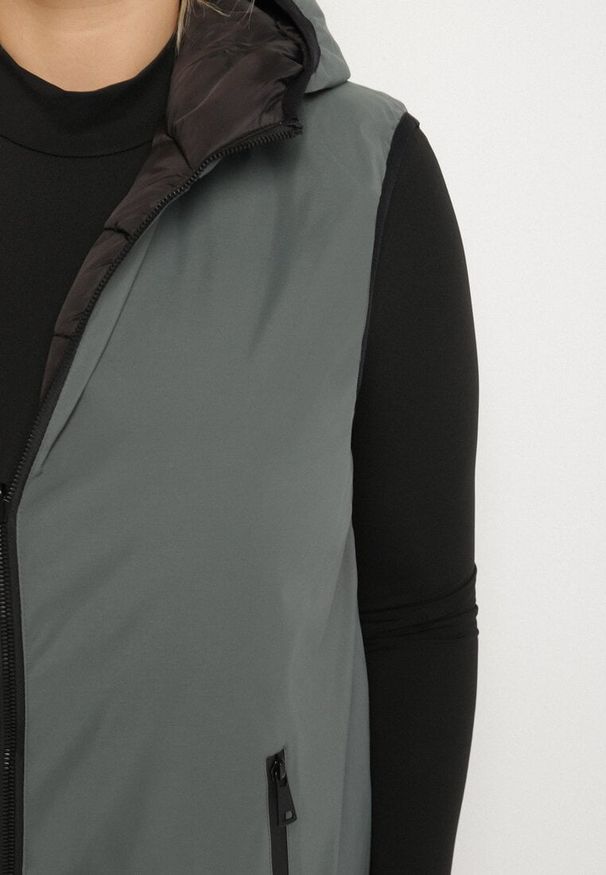 Born2be - Zielona Dwustronna Kamizelka z Kapturem Zdobiona Pikowanymi Przeszyciami Tuliona. Okazja: na spacer. Typ kołnierza: kaptur. Kolekcja: plus size. Kolor: zielony. Materiał: jeans. Wzór: aplikacja. Styl: elegancki