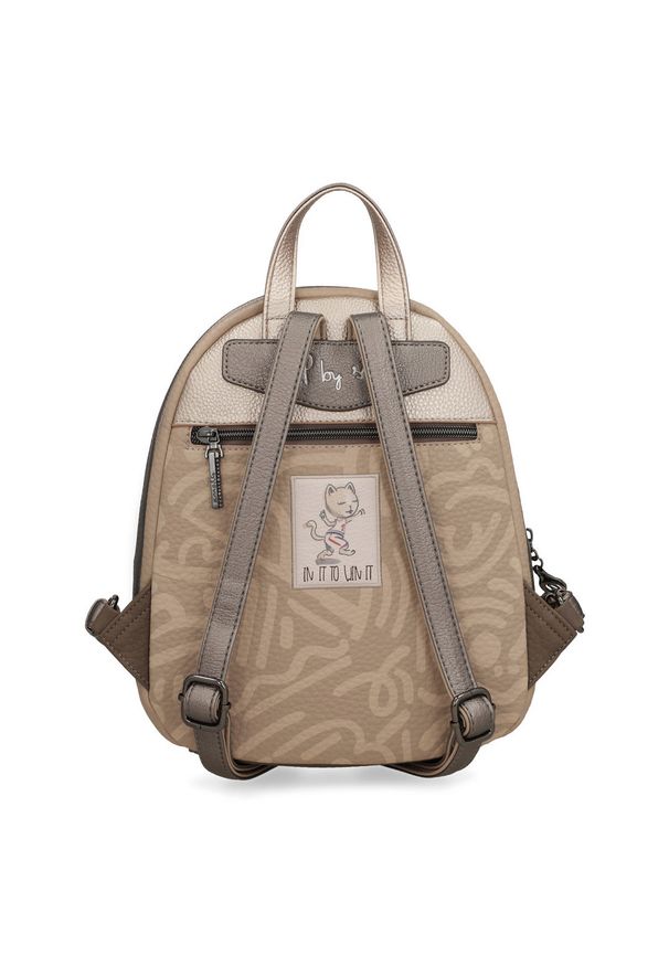 Plecak damski Anekke, z ozdobnym motywem graficznym i metalowym logotypem zamykany na zamek wyposażony w poręczną rączkę regulowane szelki oraz dekor. Kolor: beżowy. Wzór: nadruk. Styl: casual, elegancki, klasyczny