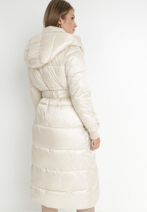 Born2be - Jasnobeżowa Kurtka Pikowana Długa Drerrigale. Kolor: beżowy. Materiał: materiał. Długość rękawa: długi rękaw. Długość: długie. Sezon: zima, jesień