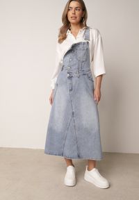 Born2be - Niebieska Trapezowa Sukienka Jeansowa o Kroju Ogrodniczki z Bawełną Peimellia. Okazja: na co dzień. Kolor: niebieski. Materiał: bawełna, jeans. Typ sukienki: trapezowe. Styl: casual #5