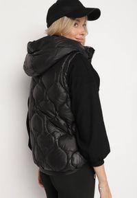 Born2be - Czarna Pikowana Kamizelka z Odpinanym Kapturem i Ściągaczami Liosta. Okazja: na spotkanie biznesowe, na co dzień. Kolor: czarny. Materiał: jeans. Styl: casual, biznesowy #2