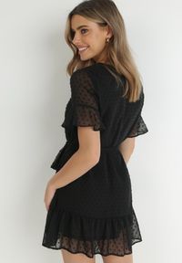 Born2be - Czarna Sukienka Acalopei. Okazja: na imprezę. Typ kołnierza: dekolt w serek. Kolor: czarny. Materiał: tkanina, materiał. Typ sukienki: trapezowe. Styl: wizytowy. Długość: mini #2