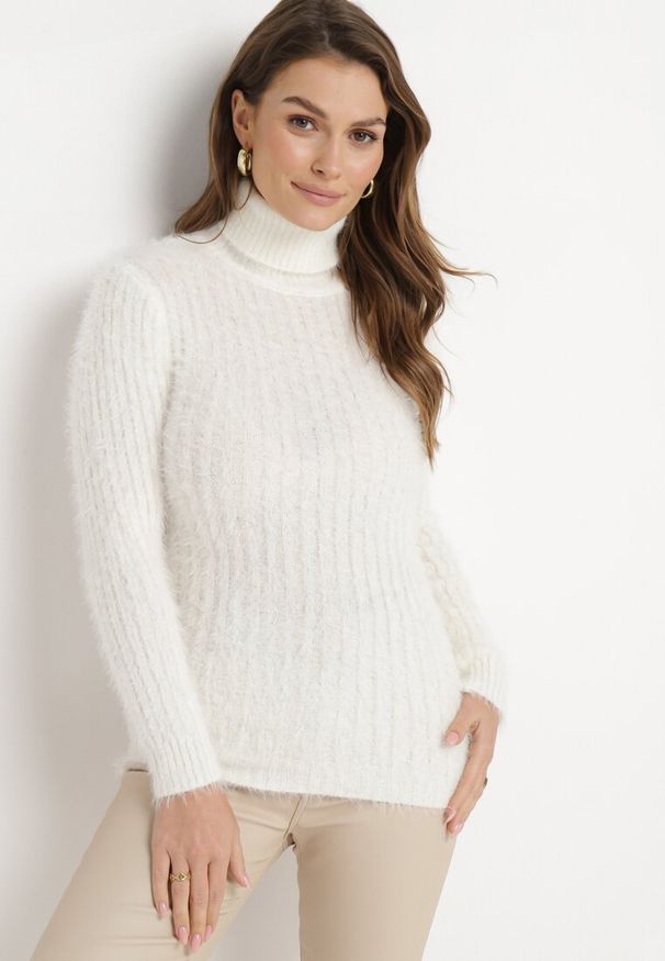 Born2be - Biały Puchaty Golf z Wełną i Długim Rękawem Bullame. Typ kołnierza: golf. Kolor: biały. Materiał: wełna. Długość rękawa: długi rękaw. Długość: długie. Wzór: jednolity