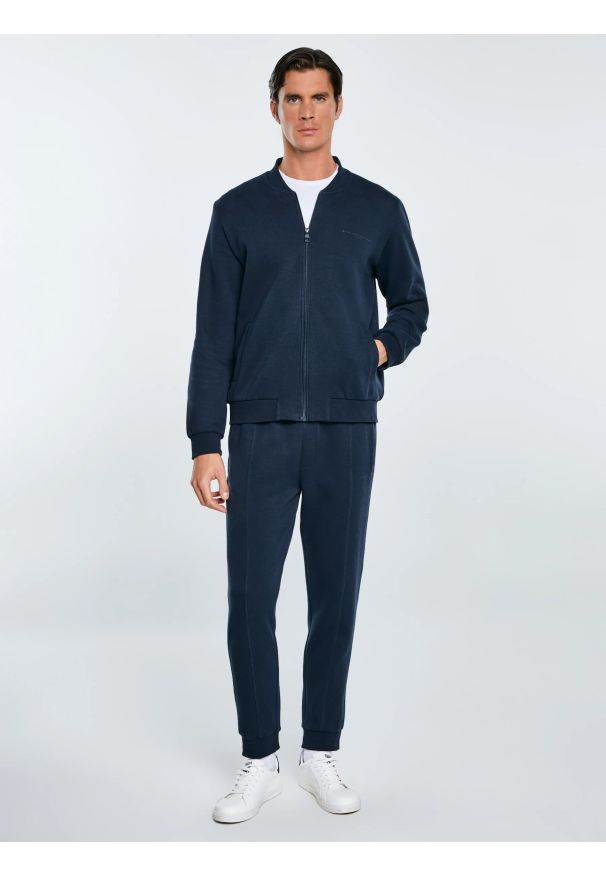 Big-Star - Bluza męska bomber granatowa Wladorb 403. Okazja: na spacer. Typ kołnierza: kołnierzyk stójkowy. Kolor: niebieski. Materiał: jeans, materiał, dzianina. Wzór: nadruk. Styl: sportowy, wizytowy