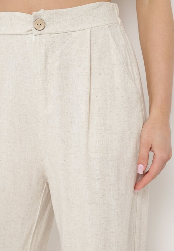 Born2be - Jasnobeżowe Szerokie Proste Spodnie z Wysokim Stanem z Lnem Zapinane na Suwak i Guzik z Wszytą z Tyłu Gumką Azitela. Okazja: na spotkanie biznesowe. Stan: podwyższony. Kolor: beżowy. Materiał: len. Styl: klasyczny, elegancki, biznesowy