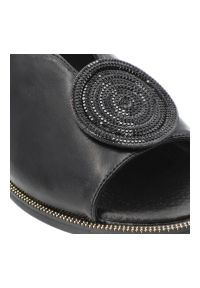 Sandały damskie Filippo, cholewka ze skóry ekologicznej na płaskiej podeszwie z elegancką broszką, czarne, DS6229/26. Kolor: czarny. Materiał: skóra ekologiczna. Obcas: na płaskiej podeszwie. Styl: elegancki #4