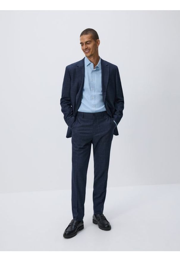 Reserved - Spodnie garniturowe slim fit - granatowy. Kolor: niebieski. Materiał: tkanina
