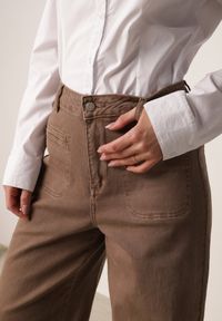 Born2be - Brązowe Bawełniane Jeansy o Szerokim Kroju z Wysokim Stanem Kyltyse. Okazja: do pracy, na co dzień. Stan: podwyższony. Kolor: brązowy. Długość: krótkie. Styl: casual #8