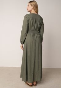 Born2be - Zielona Rozkloszowana Sukienka z Lnem i Wiskozą Zdobiona Guzikami Maitiella. Okazja: na co dzień. Typ kołnierza: dekolt w kształcie V. Kolor: zielony. Materiał: wiskoza, len. Długość rękawa: długi rękaw. Wzór: aplikacja. Sezon: wiosna, lato. Styl: casual, elegancki #6