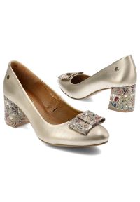 Złote Czółenka Maciejka Eleganckie Obuwie Damskie. Okazja: na co dzień. Kolor: złoty. Materiał: skóra. Obcas: na obcasie. Styl: elegancki. Wysokość obcasa: średni #4