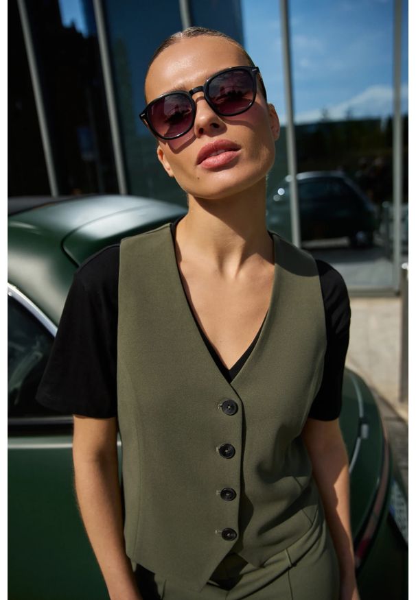 MOODO - Kamizelka oliwkowa. Kolor: oliwkowy. Materiał: poliester, elastan