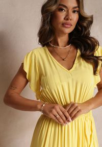 Renee - Żółta Kopertowa Sukienka z Wiskozy Ozdobiona Falbanką Carnovie. Kolor: żółty. Materiał: wiskoza. Wzór: aplikacja. Sezon: lato. Typ sukienki: kopertowe #5